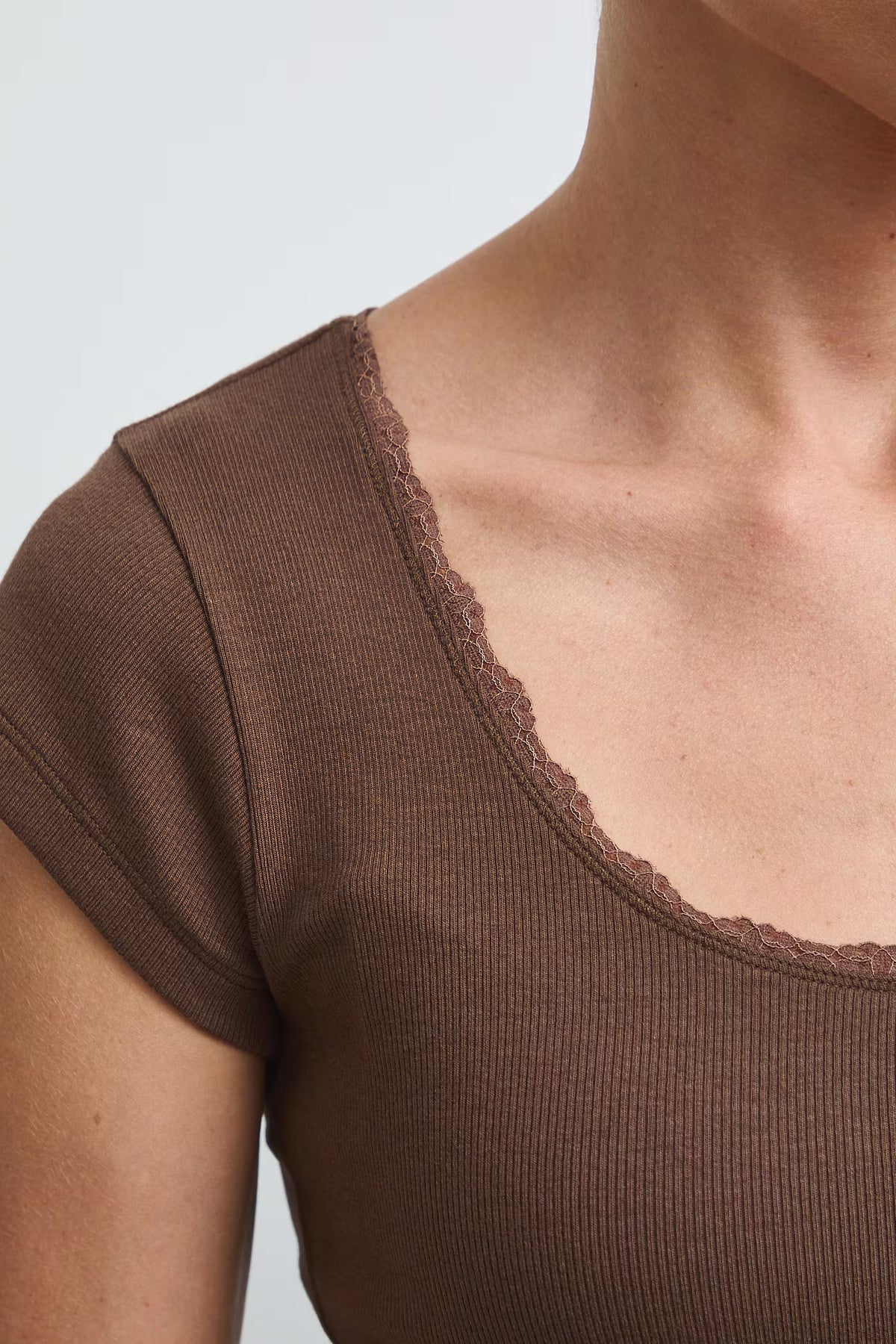 Dames aansluitend T-shirt met kanten halslijn