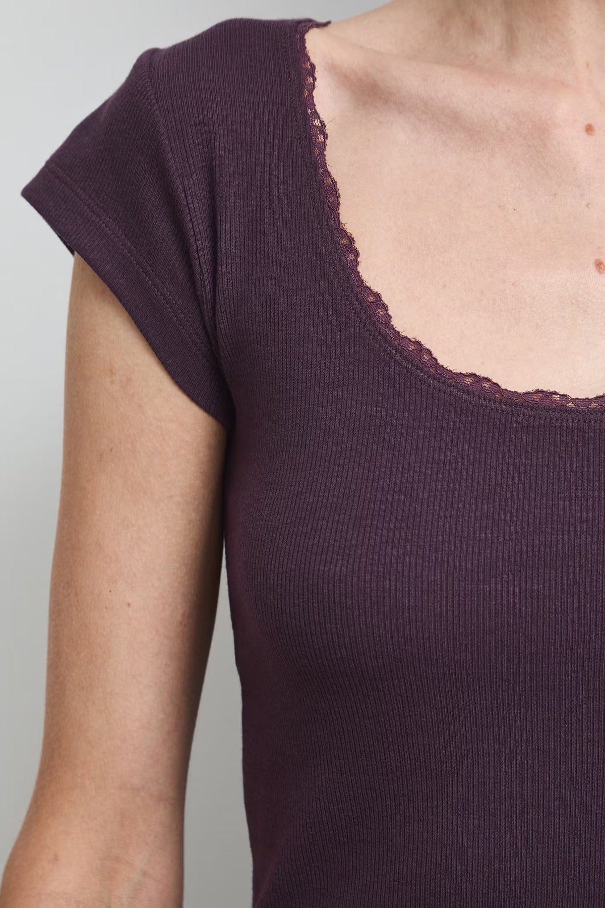 Dames aansluitend T-shirt met kanten halslijn