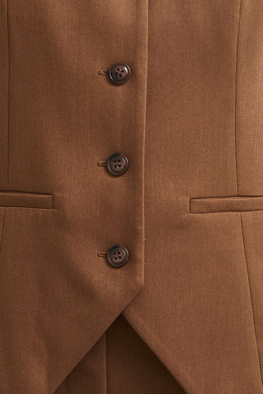 Damesgilet met getailleerde pasvorm, knoopsluiting en sierzakken – camelbruin