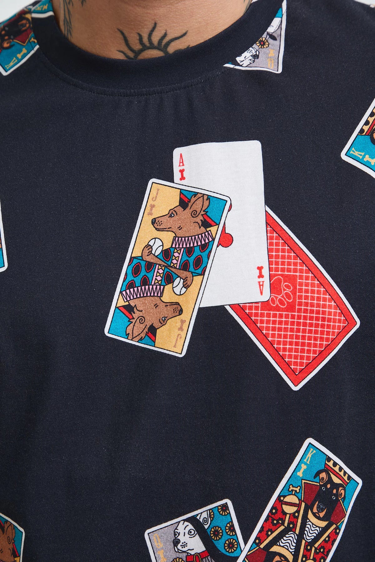 Heren T-shirt met kleurrijke speelkaartenprint en hondenmotief