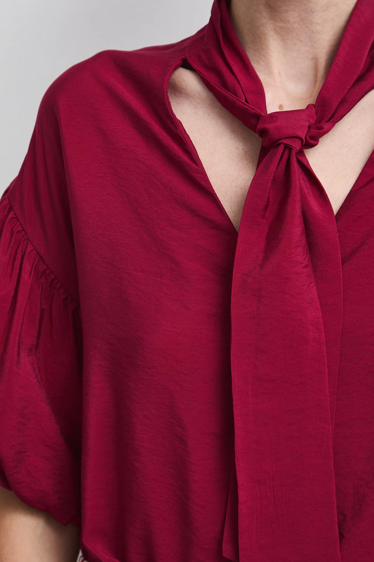 Damesblouse met strikkraag en korte pofmouwen