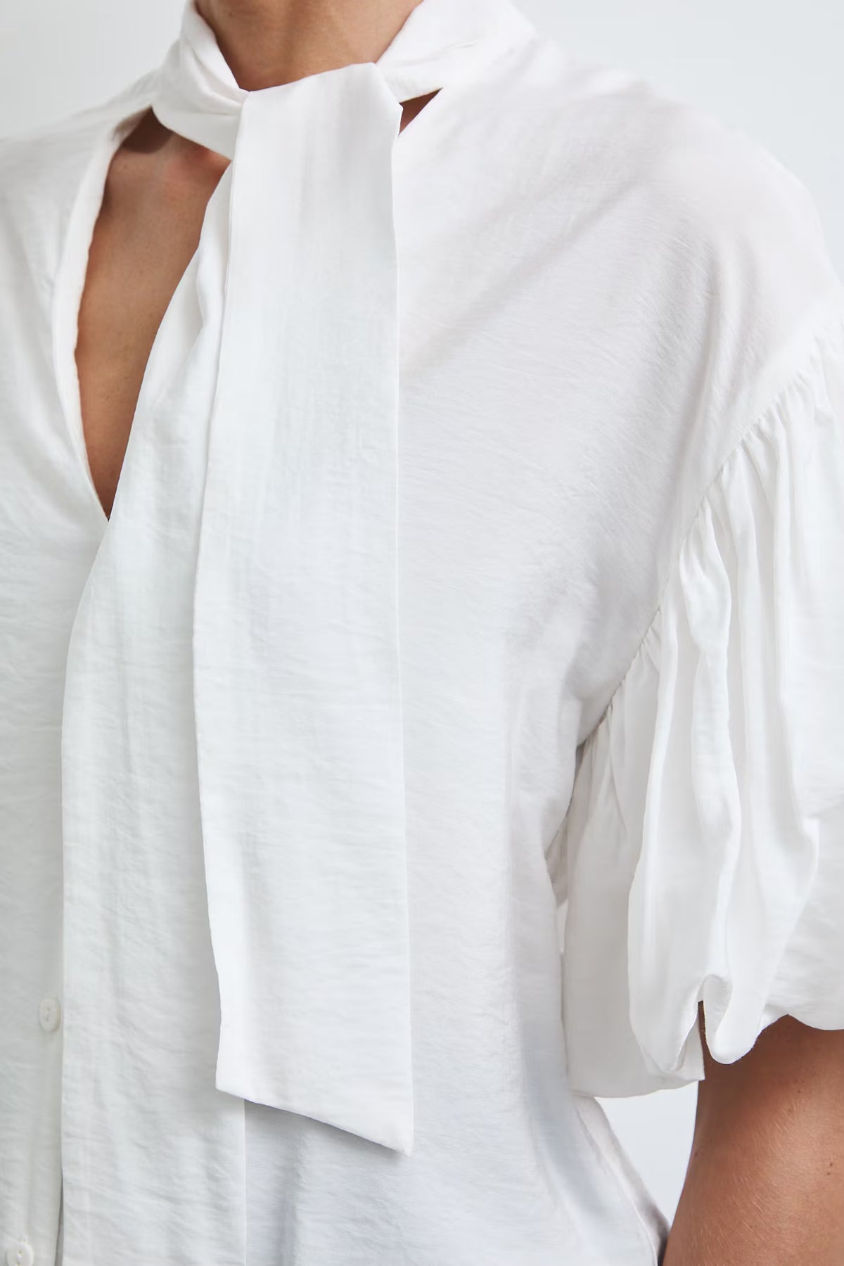 Damesblouse met strikkraag en korte pofmouwen