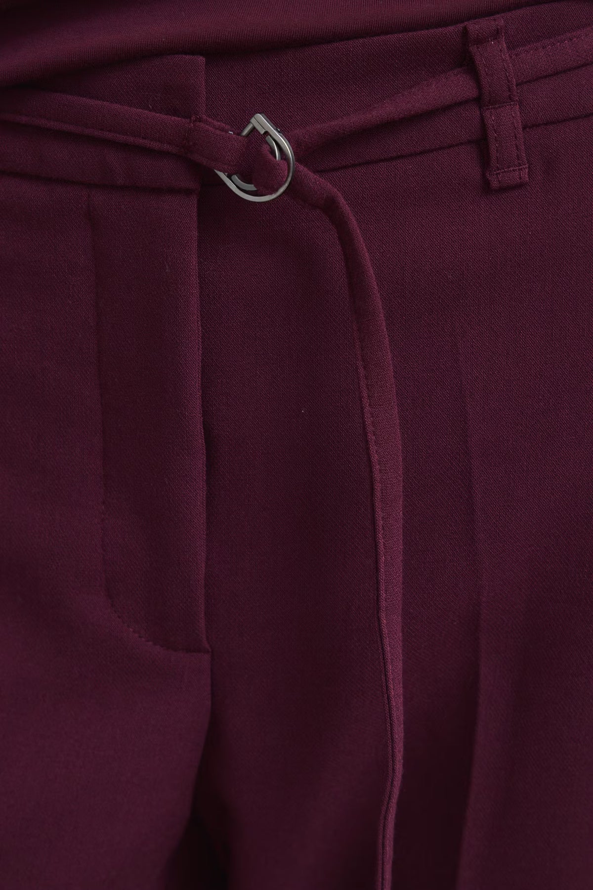 Damespantalon met bijpassende ceintuur – bordeauxrood