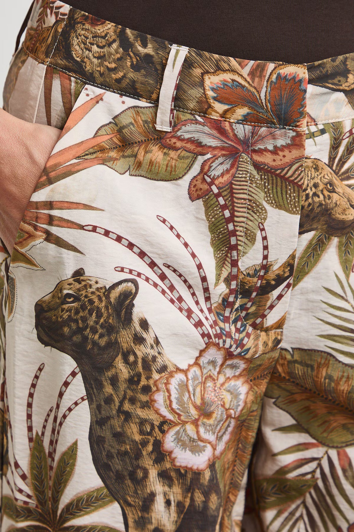 Damesbroek met wijde, enkellange pijpen en een tropische print met luipaarden