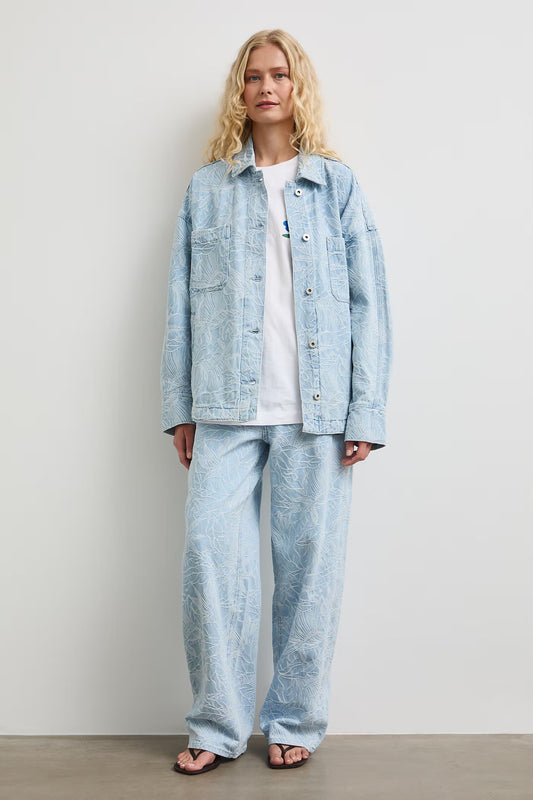 Dames spijkerjack met oversized pasvorm in lichtblauw denim met een subtiel bloe