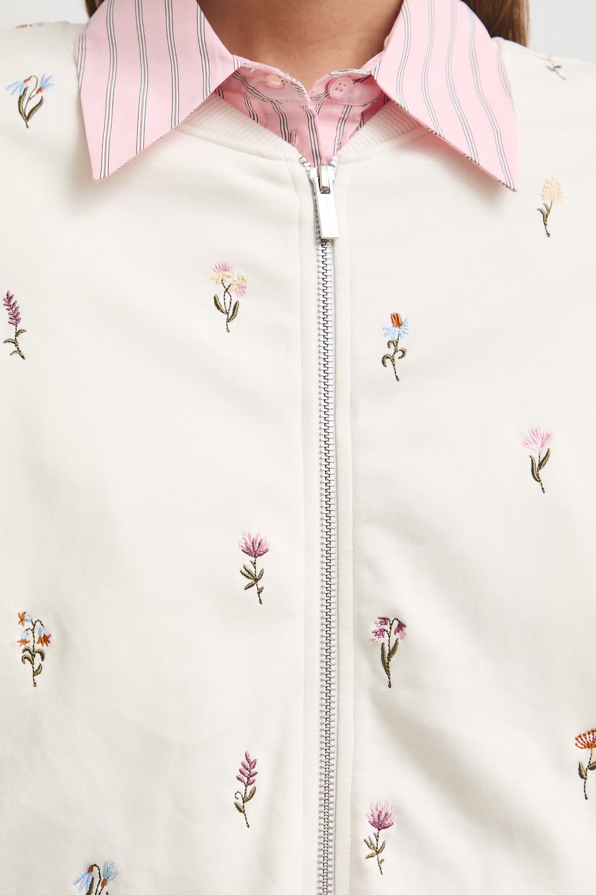 Dames vest met geborduurde bloemen – Ecru