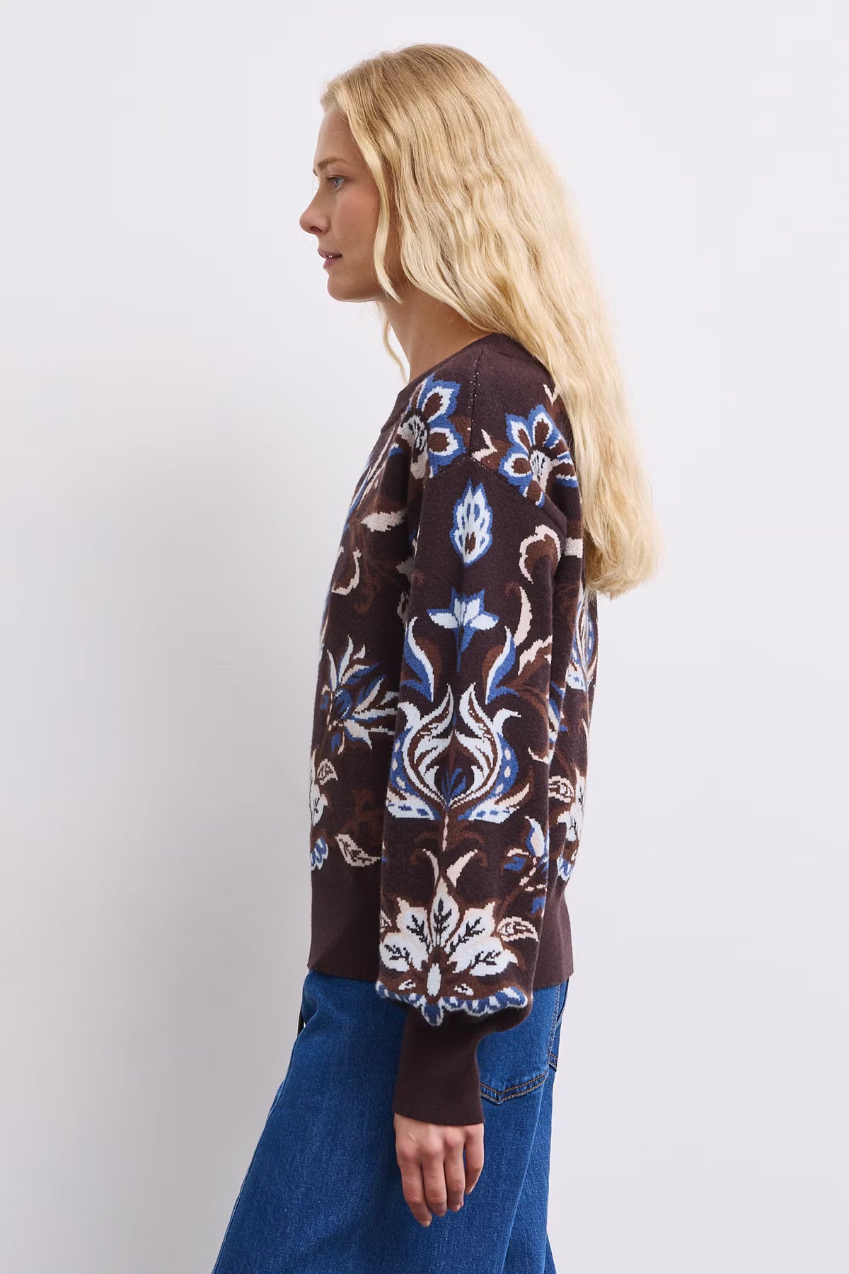 Dames trui met sierlijk bloemenpatroon – Donkerbruin