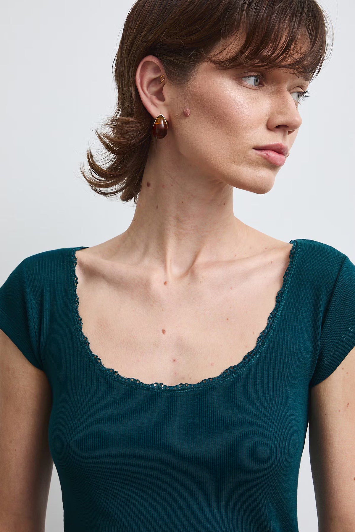 Dames aansluitend T-shirt met kanten halslijn