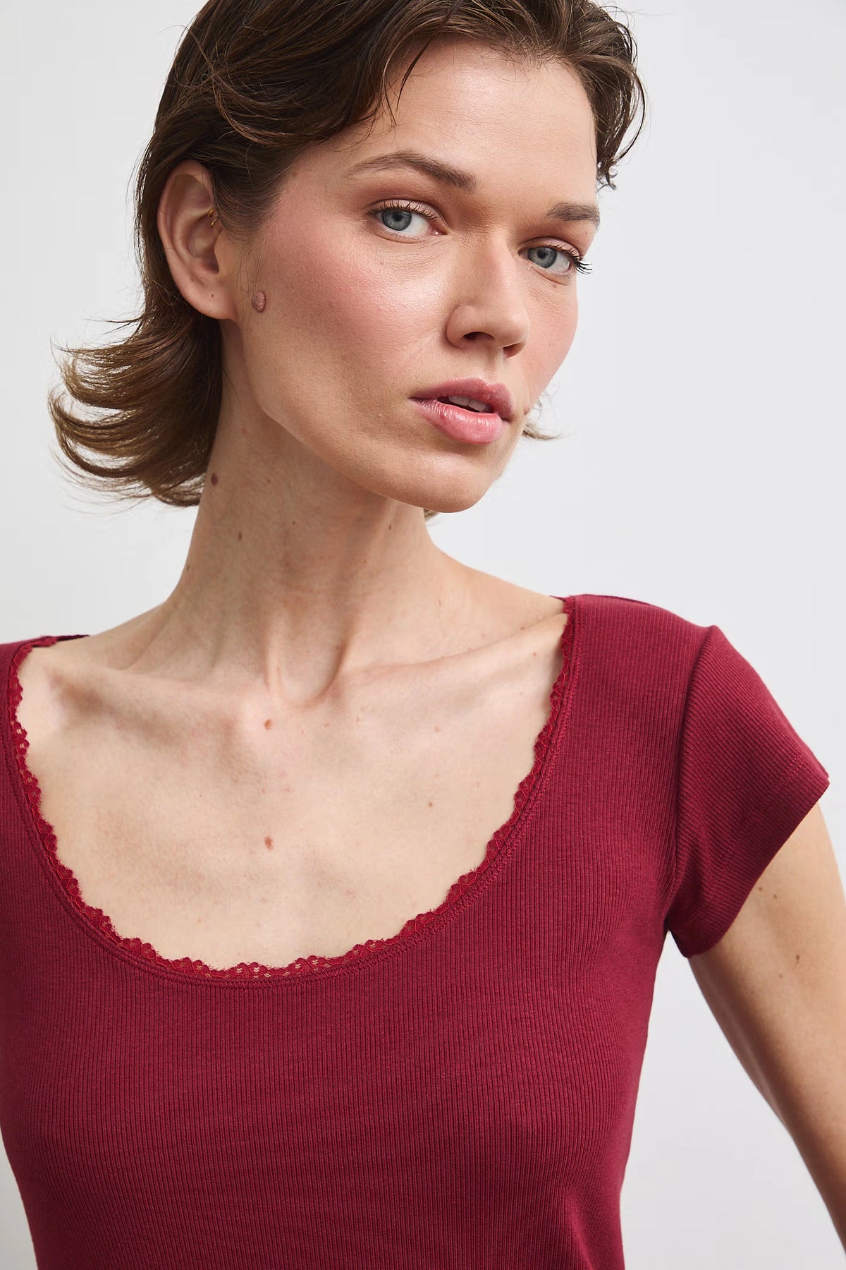 Dames aansluitend T-shirt met kanten halslijn