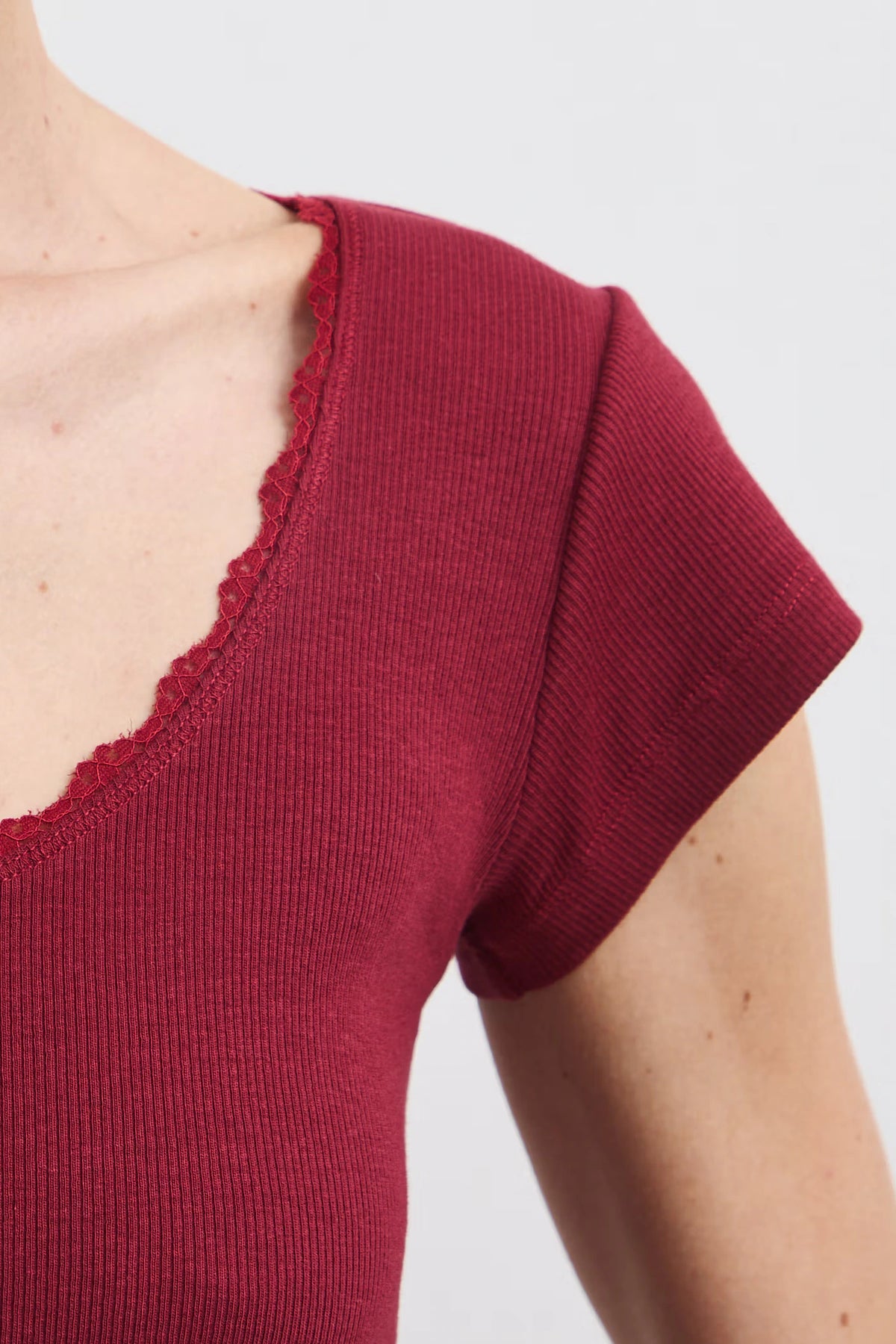 Dames aansluitend T-shirt met kanten halslijn