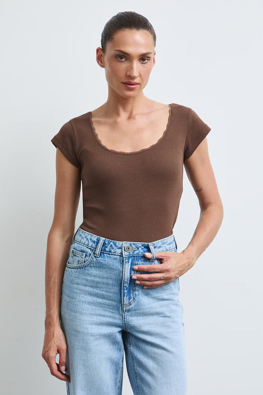 Dames aansluitend T-shirt met kanten halslijn