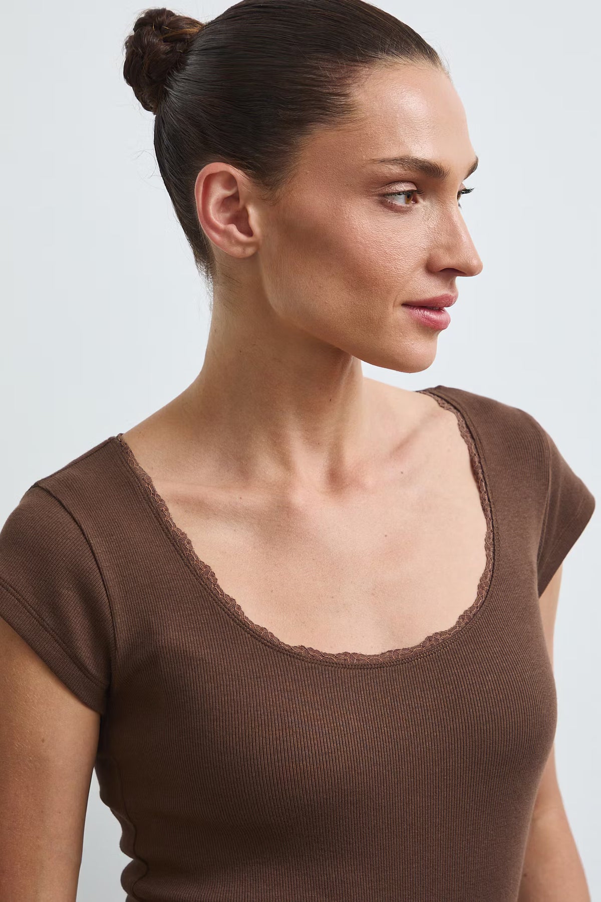Dames aansluitend T-shirt met kanten halslijn