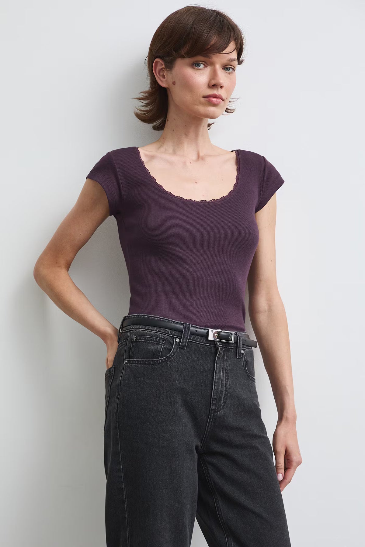 Dames aansluitend T-shirt met kanten halslijn