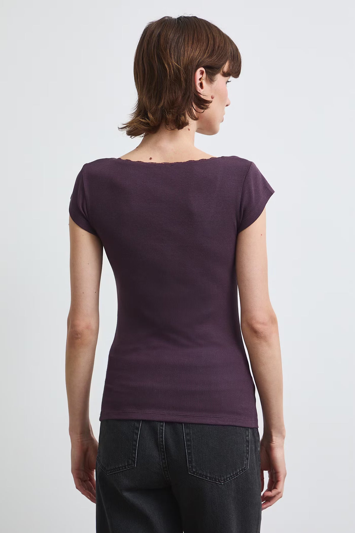 Dames aansluitend T-shirt met kanten halslijn