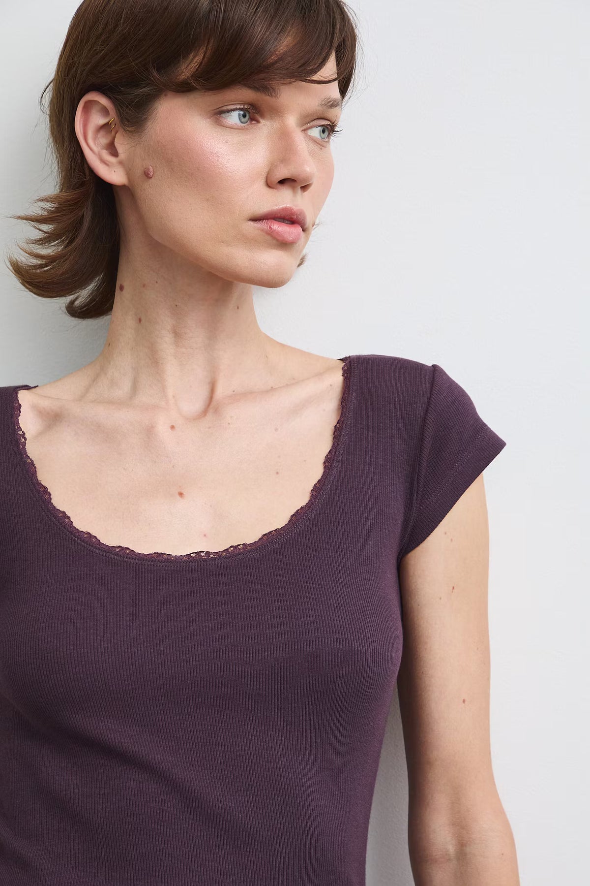 Dames aansluitend T-shirt met kanten halslijn