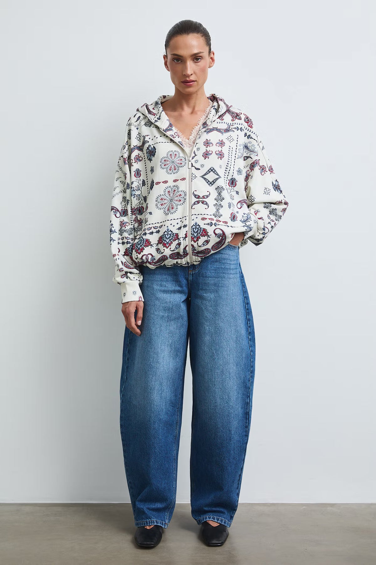 Damesvest met capuchon, ritssluiting en print