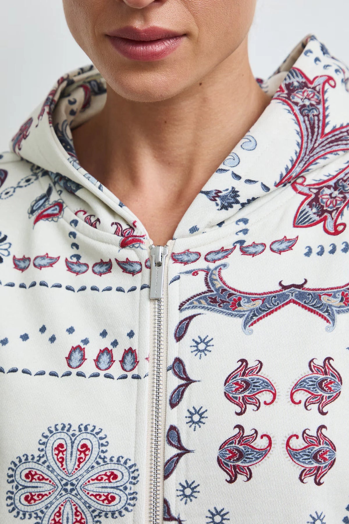 Damesvest met capuchon, ritssluiting en print