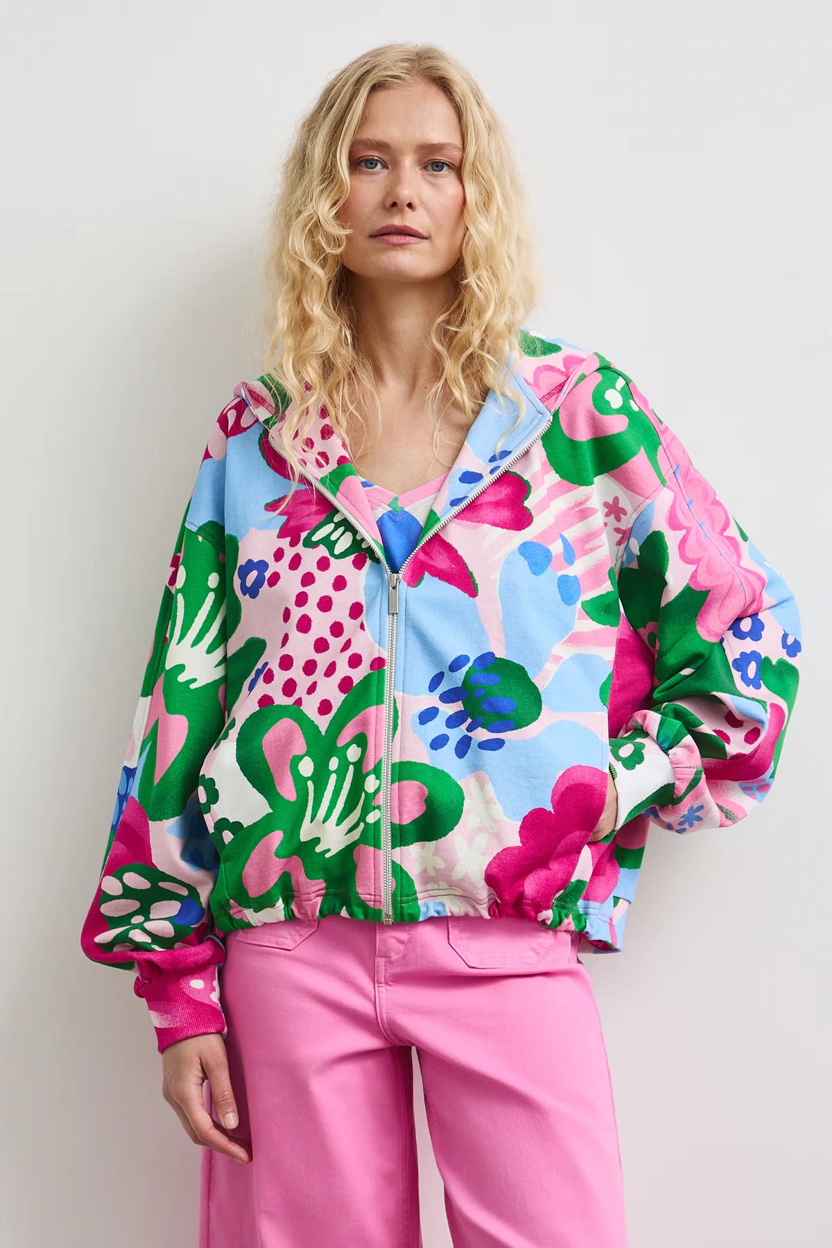 Damesvest met kleurrijke bloemenprint