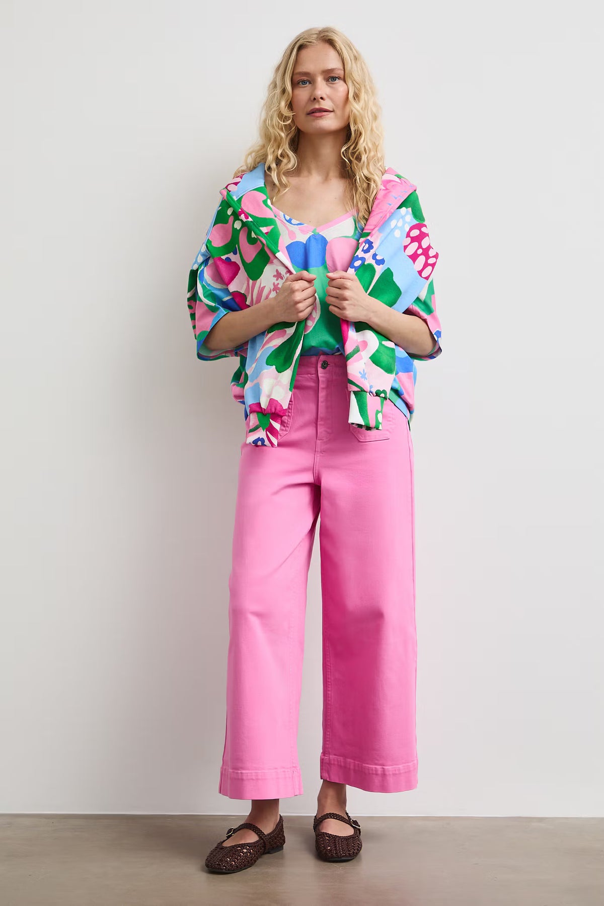 Damesvest met kleurrijke bloemenprint