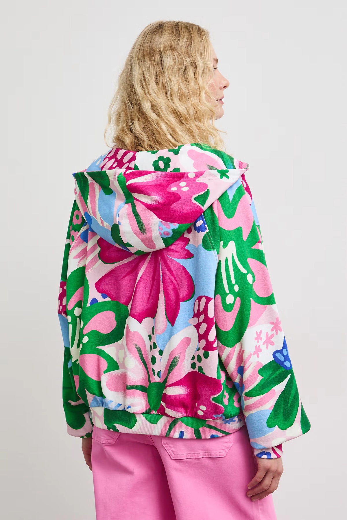 Damesvest met kleurrijke bloemenprint