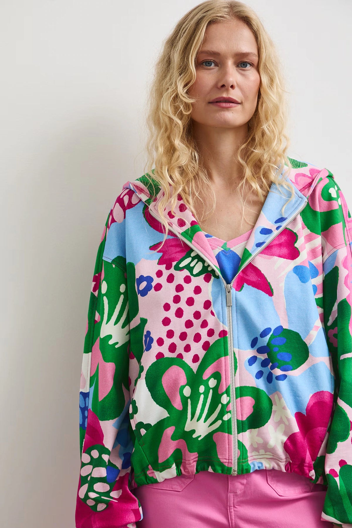 Damesvest met kleurrijke bloemenprint