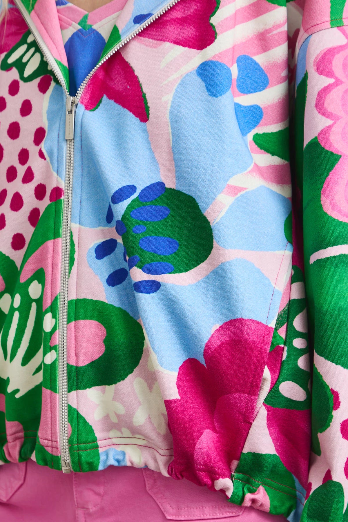 Damesvest met kleurrijke bloemenprint