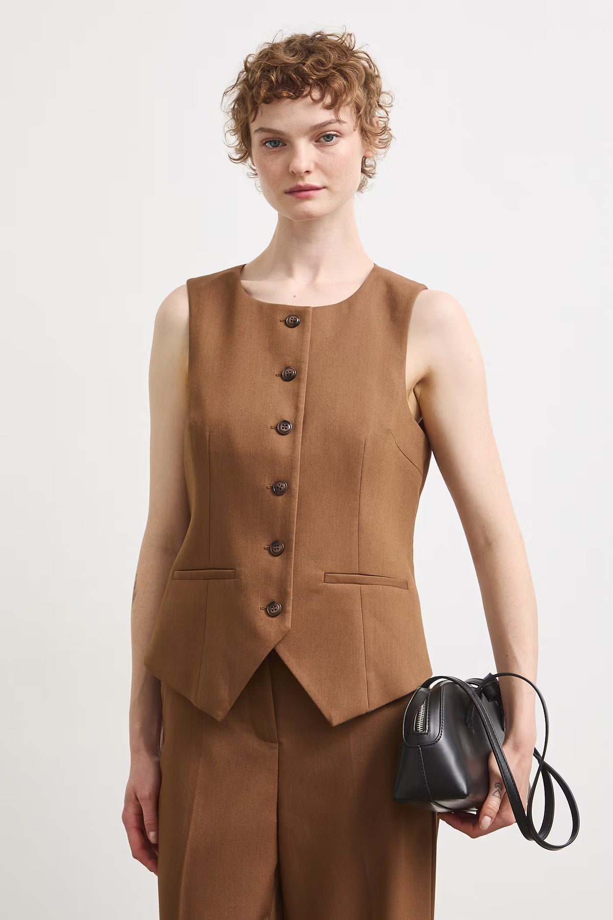 Damesgilet met getailleerde pasvorm, knoopsluiting en sierzakken – camelbruin