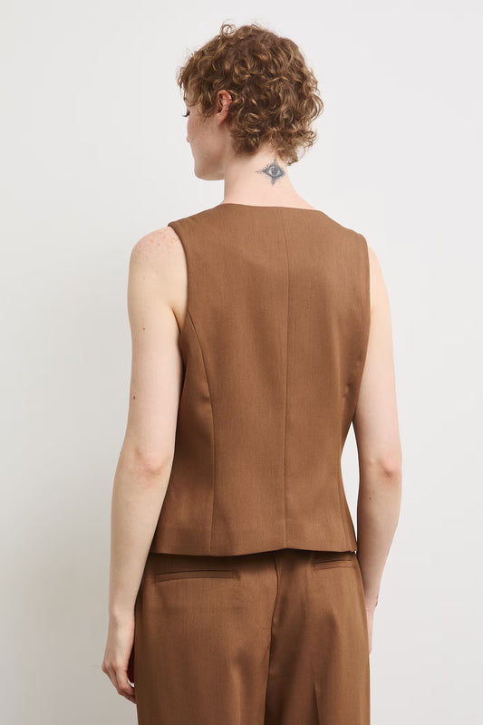 Damesgilet met getailleerde pasvorm, knoopsluiting en sierzakken – camelbruin