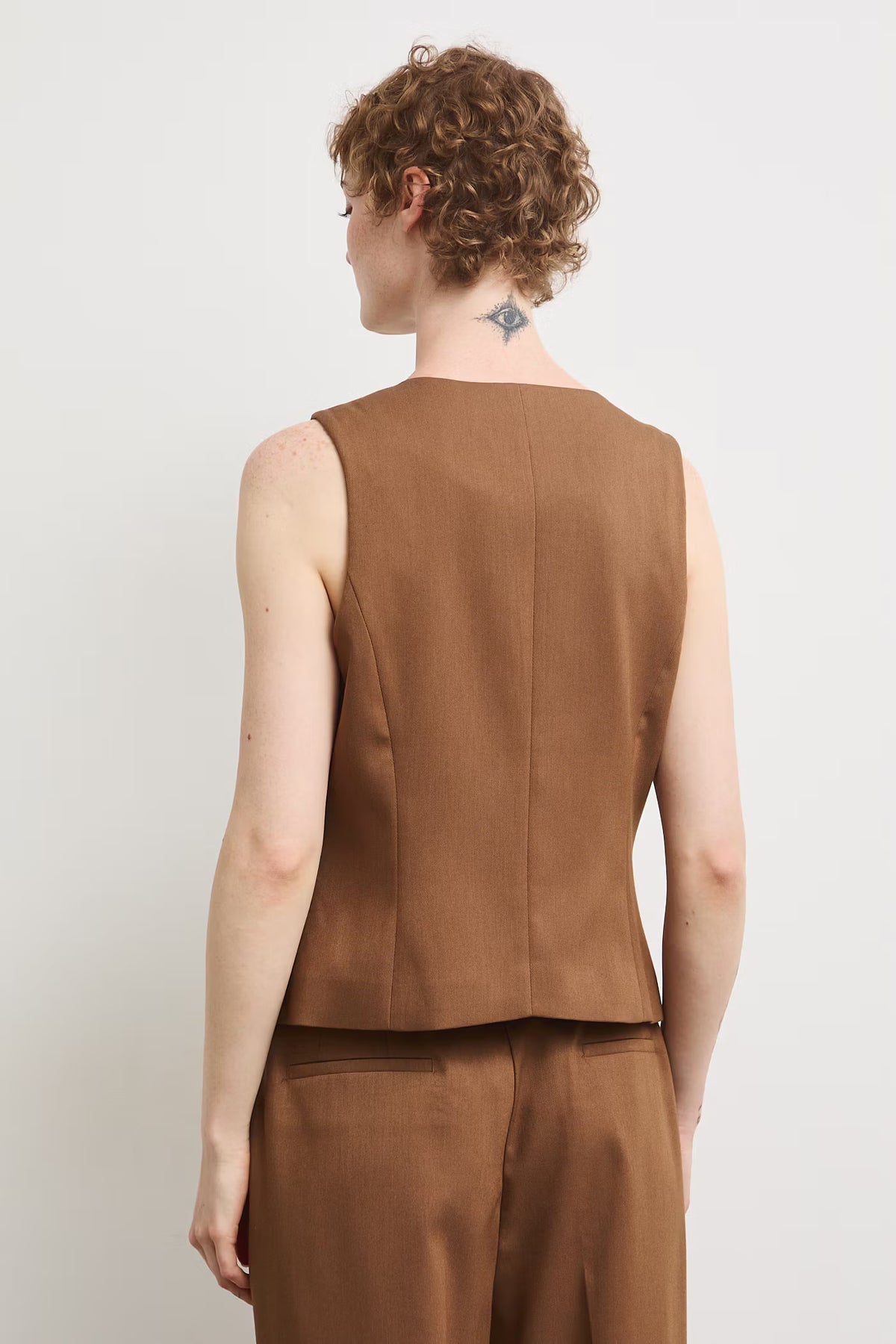 Damesgilet met getailleerde pasvorm, knoopsluiting en sierzakken – camelbruin