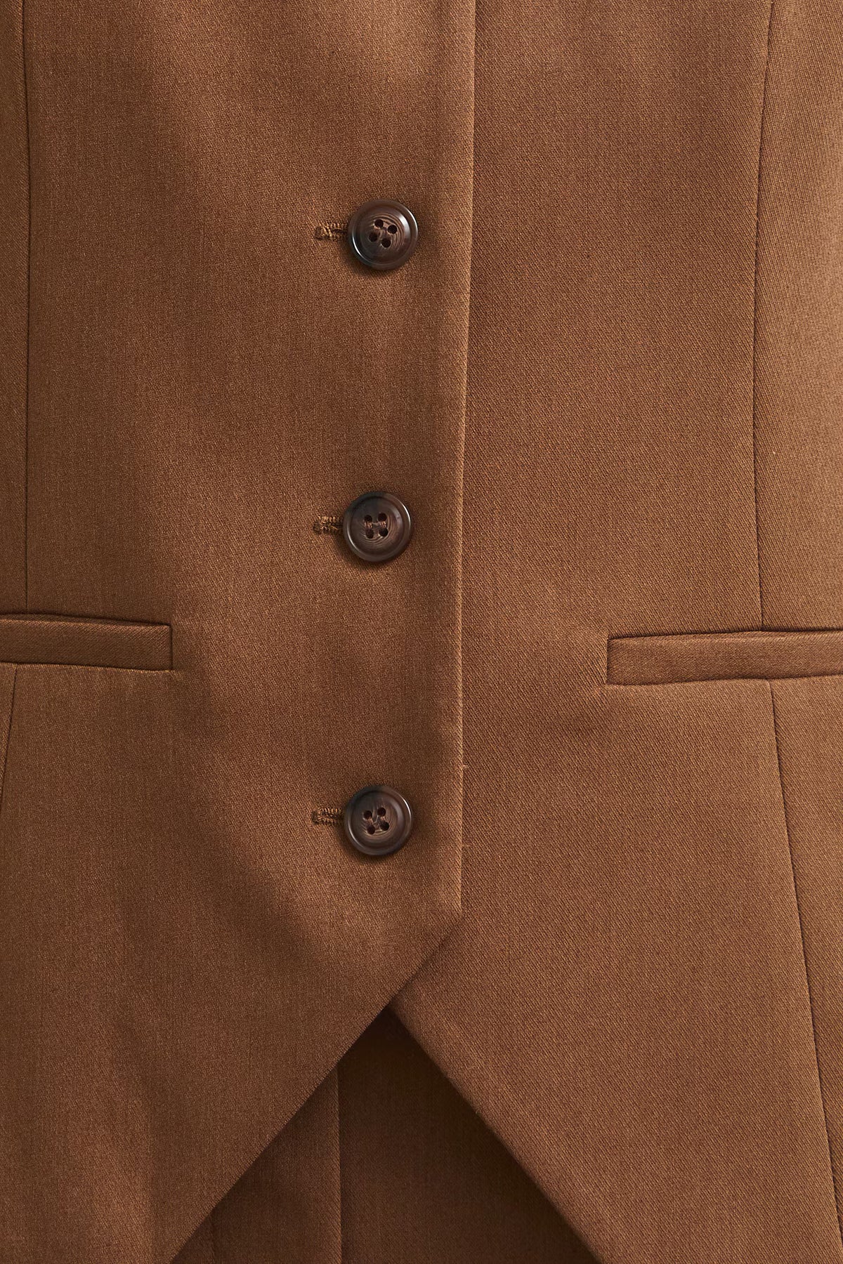 Damesgilet met getailleerde pasvorm, knoopsluiting en sierzakken – camelbruin