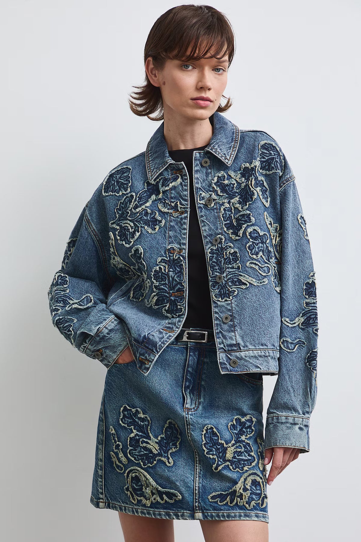 Dames spijkerjas met bloemenborduursels en oversized pasvorm