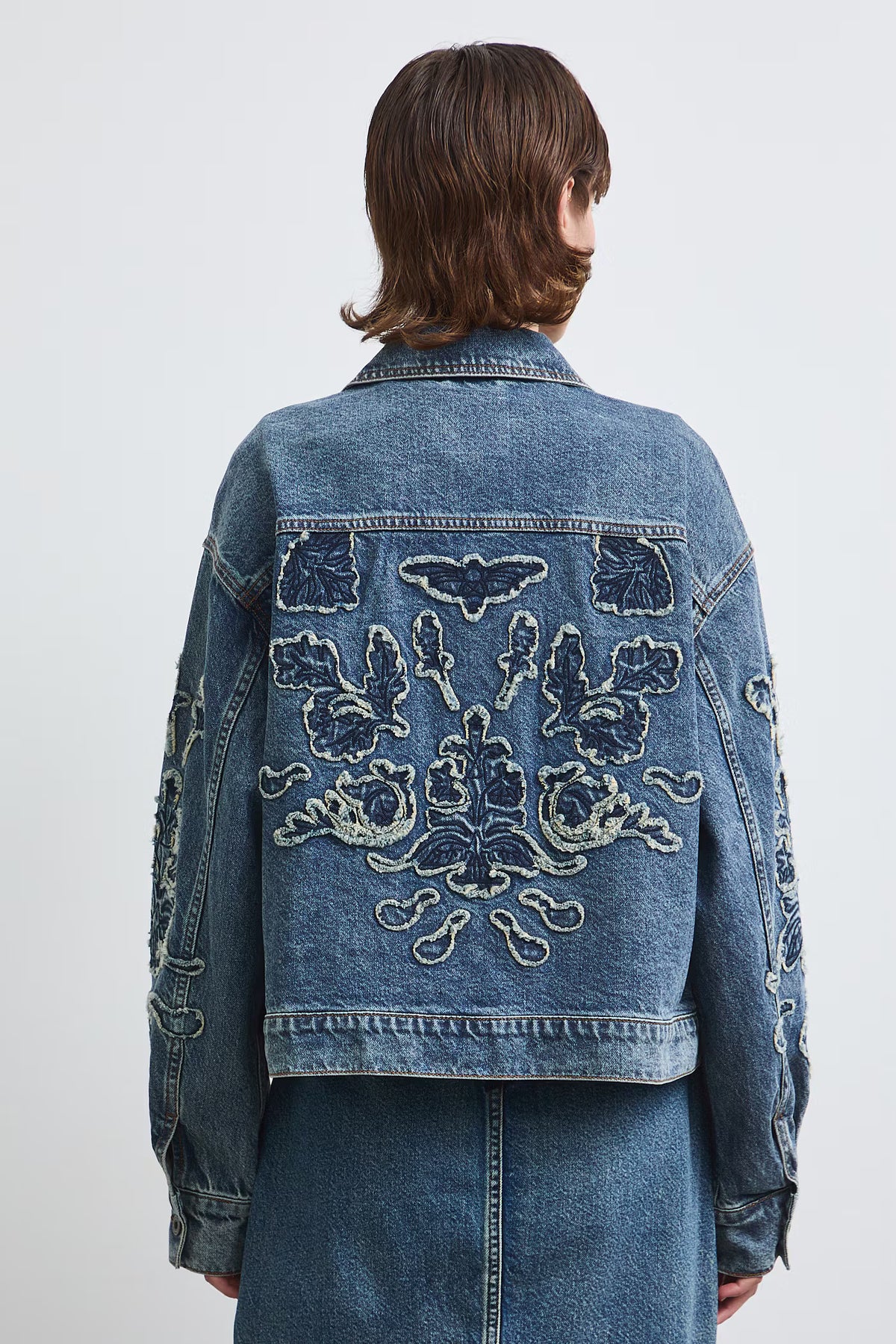 Dames spijkerjas met bloemenborduursels en oversized pasvorm