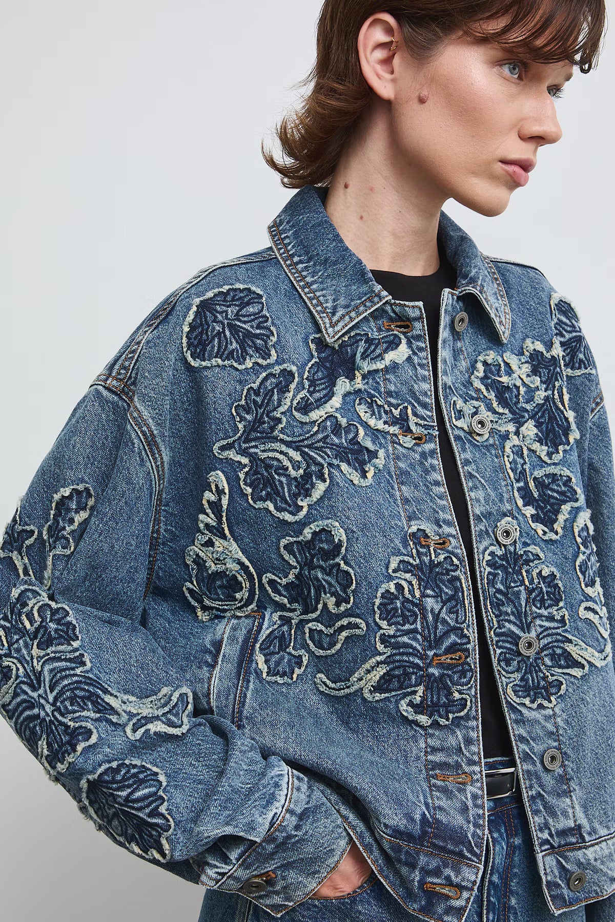 Dames spijkerjas met bloemenborduursels en oversized pasvorm
