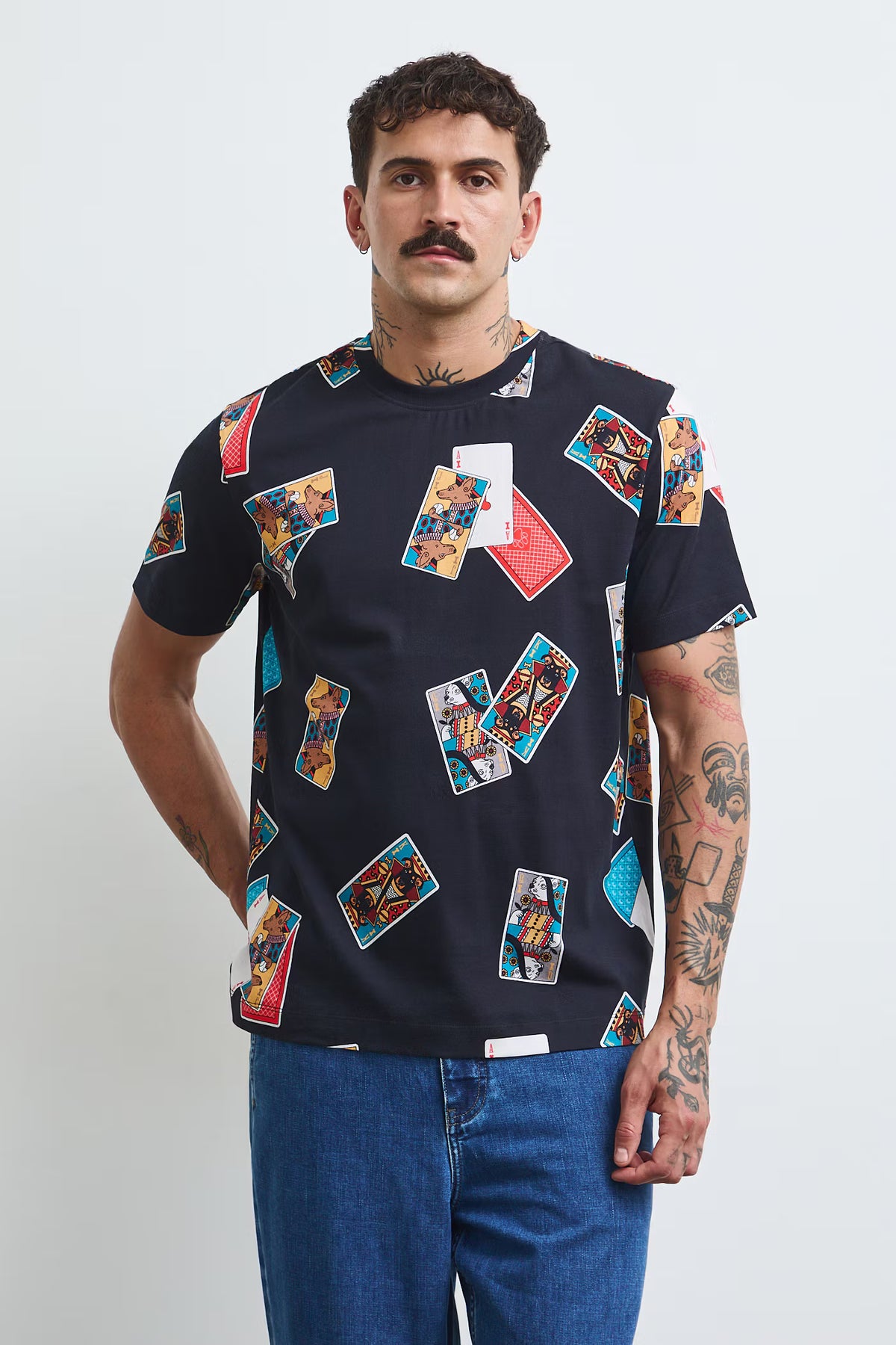 Heren T-shirt met kleurrijke speelkaartenprint en hondenmotief