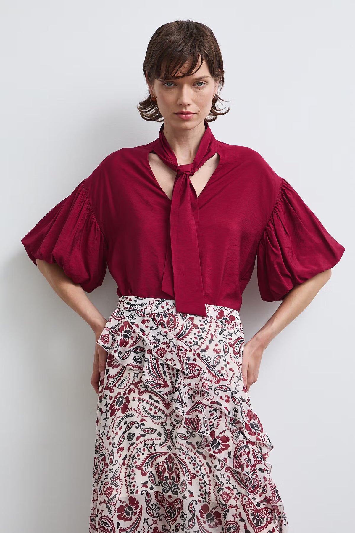 Damesblouse met strikkraag en korte pofmouwen