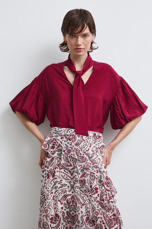 Damesblouse met strikkraag en korte pofmouwen