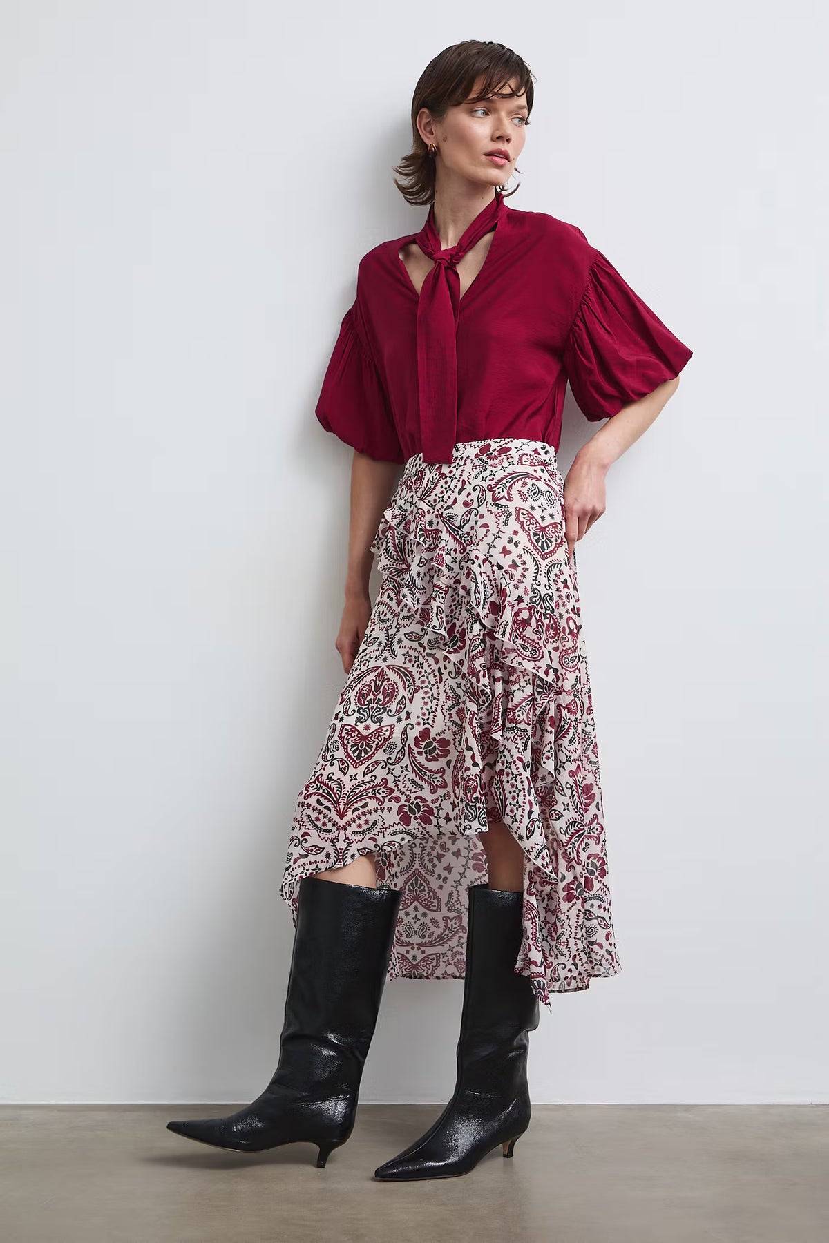Damesblouse met strikkraag en korte pofmouwen