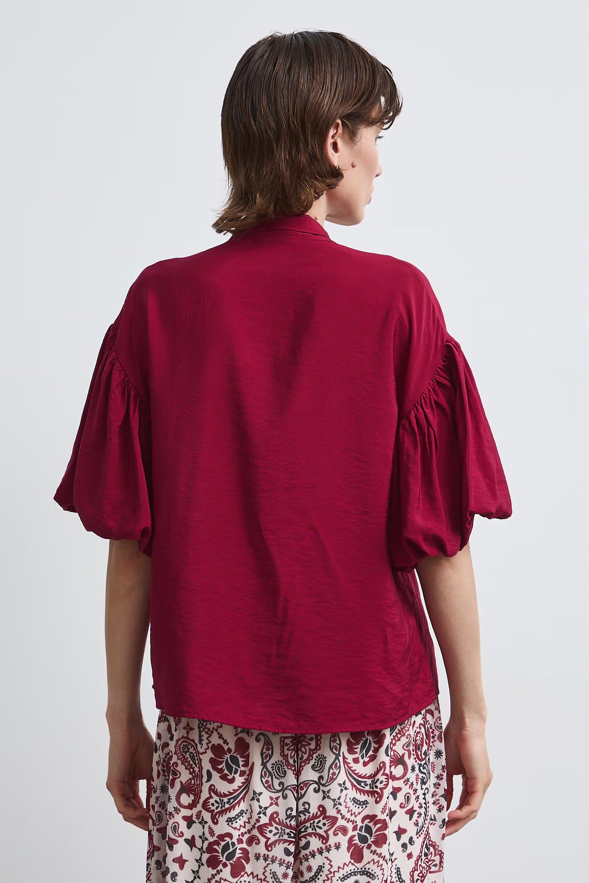 Damesblouse met strikkraag en korte pofmouwen