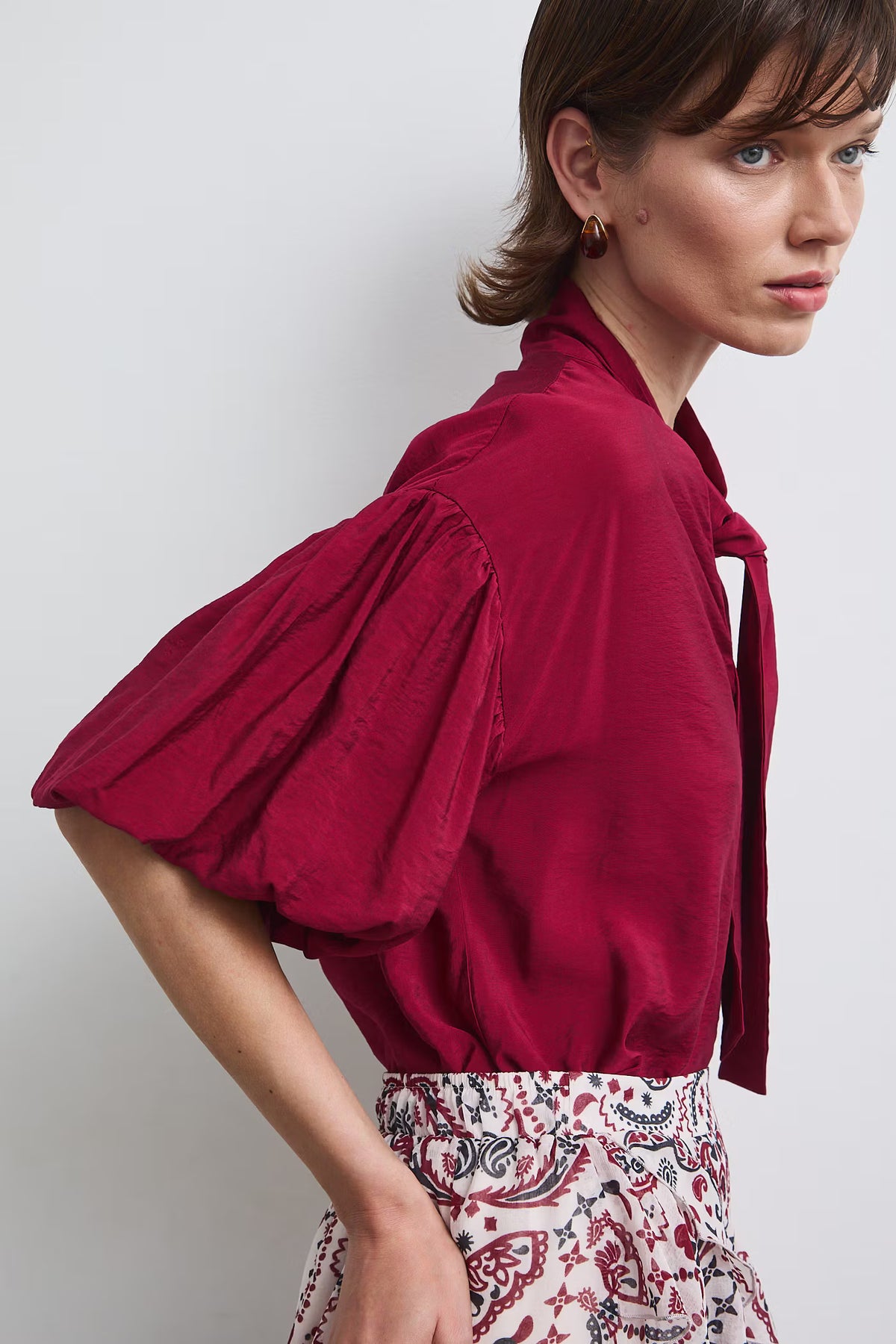 Damesblouse met strikkraag en korte pofmouwen