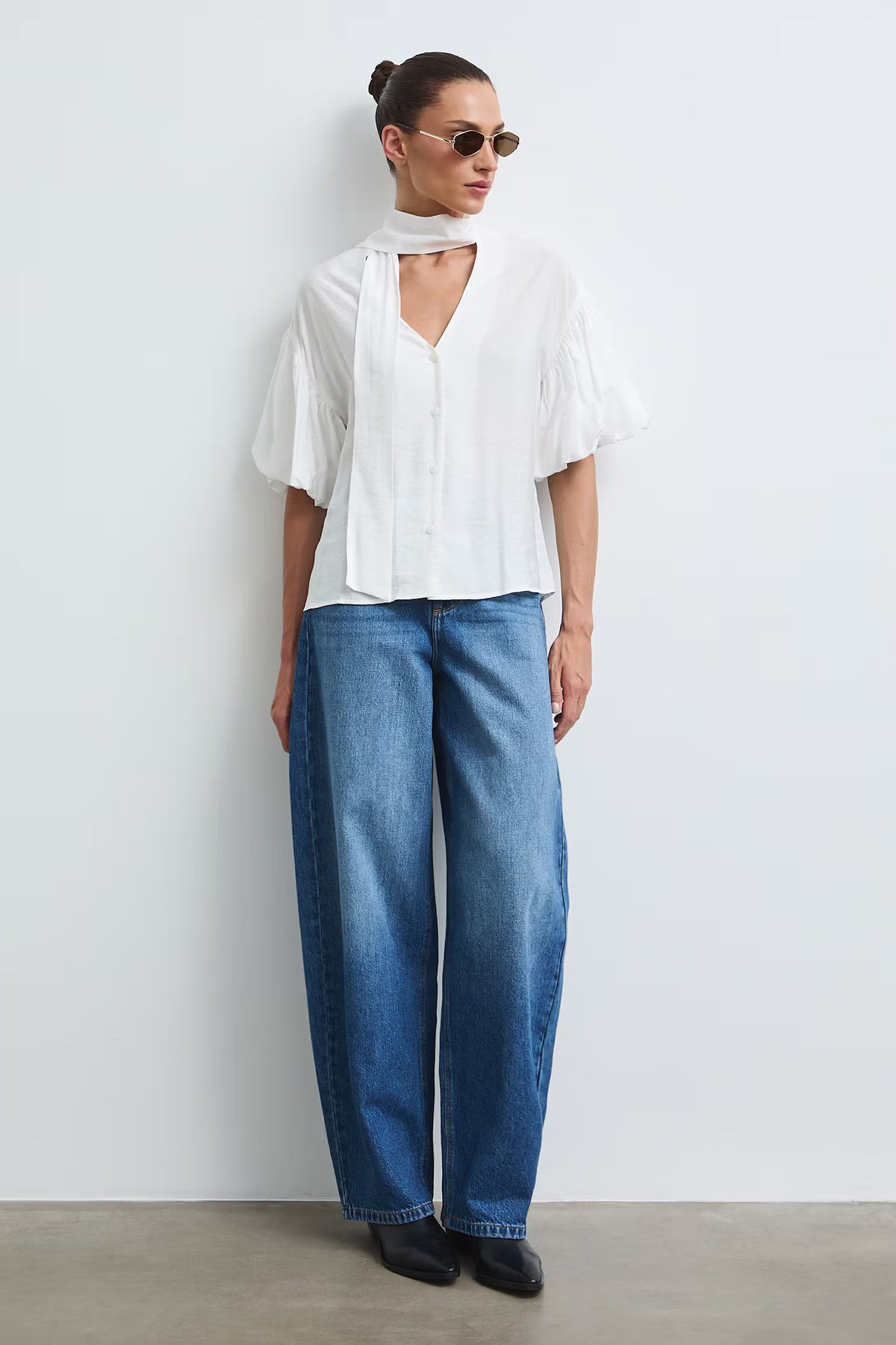 Damesblouse met strikkraag en korte pofmouwen