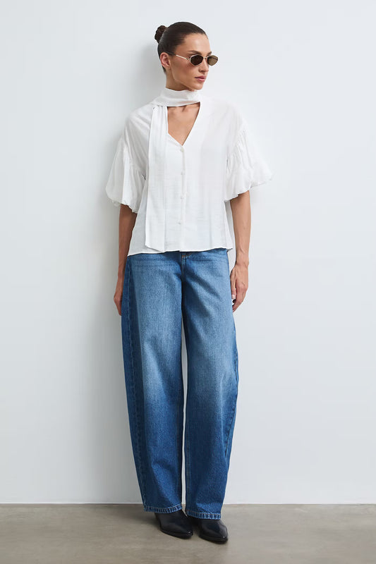 Damesblouse met strikkraag en korte pofmouwen