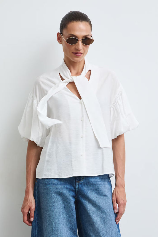 Damesblouse met strikkraag en korte pofmouwen