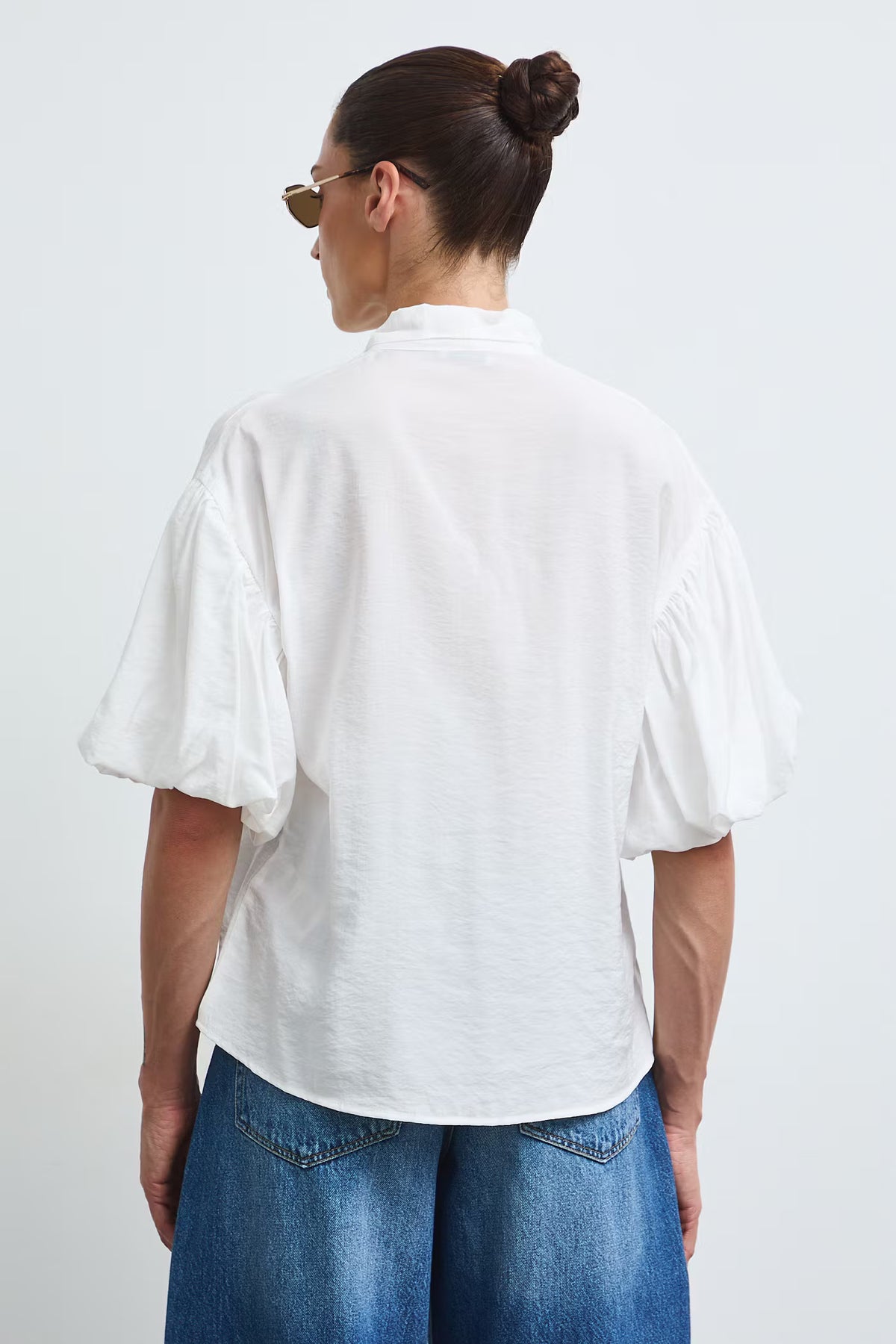 Damesblouse met strikkraag en korte pofmouwen