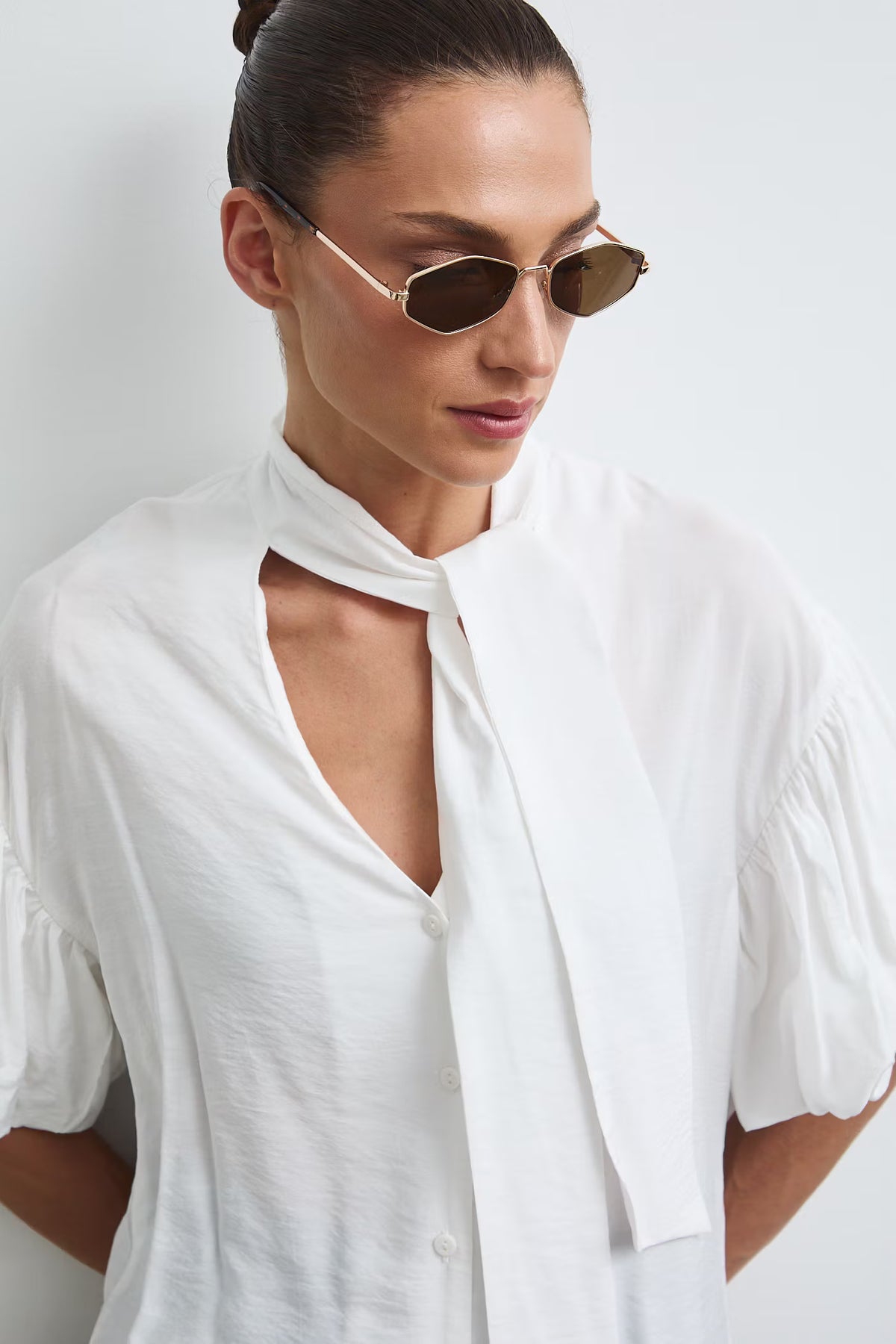 Damesblouse met strikkraag en korte pofmouwen