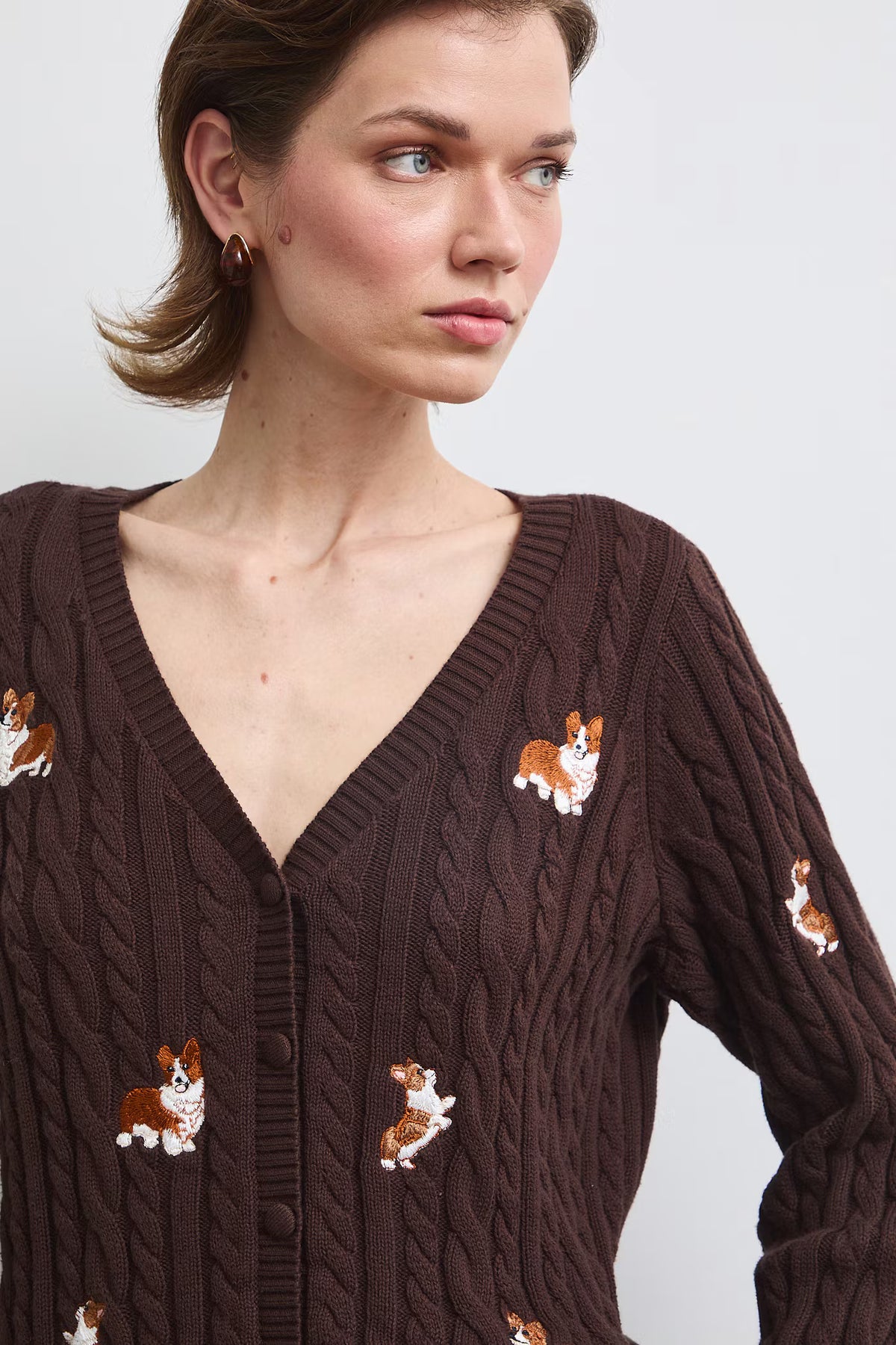 Damesvest met kabelpatroon, V-hals en geborduurde corgi's