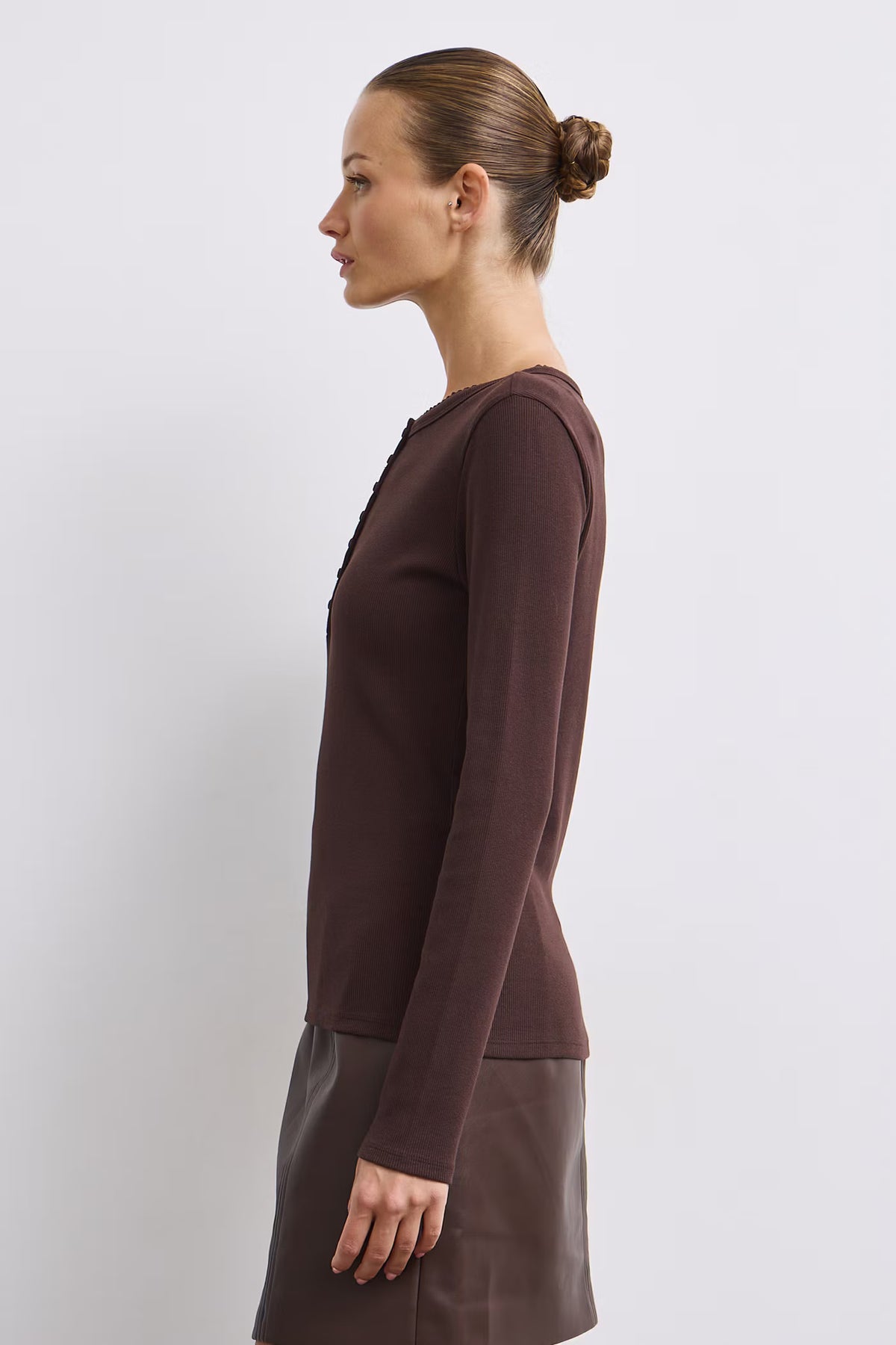 Dames longsleeve van geribde stof – donkerbruin