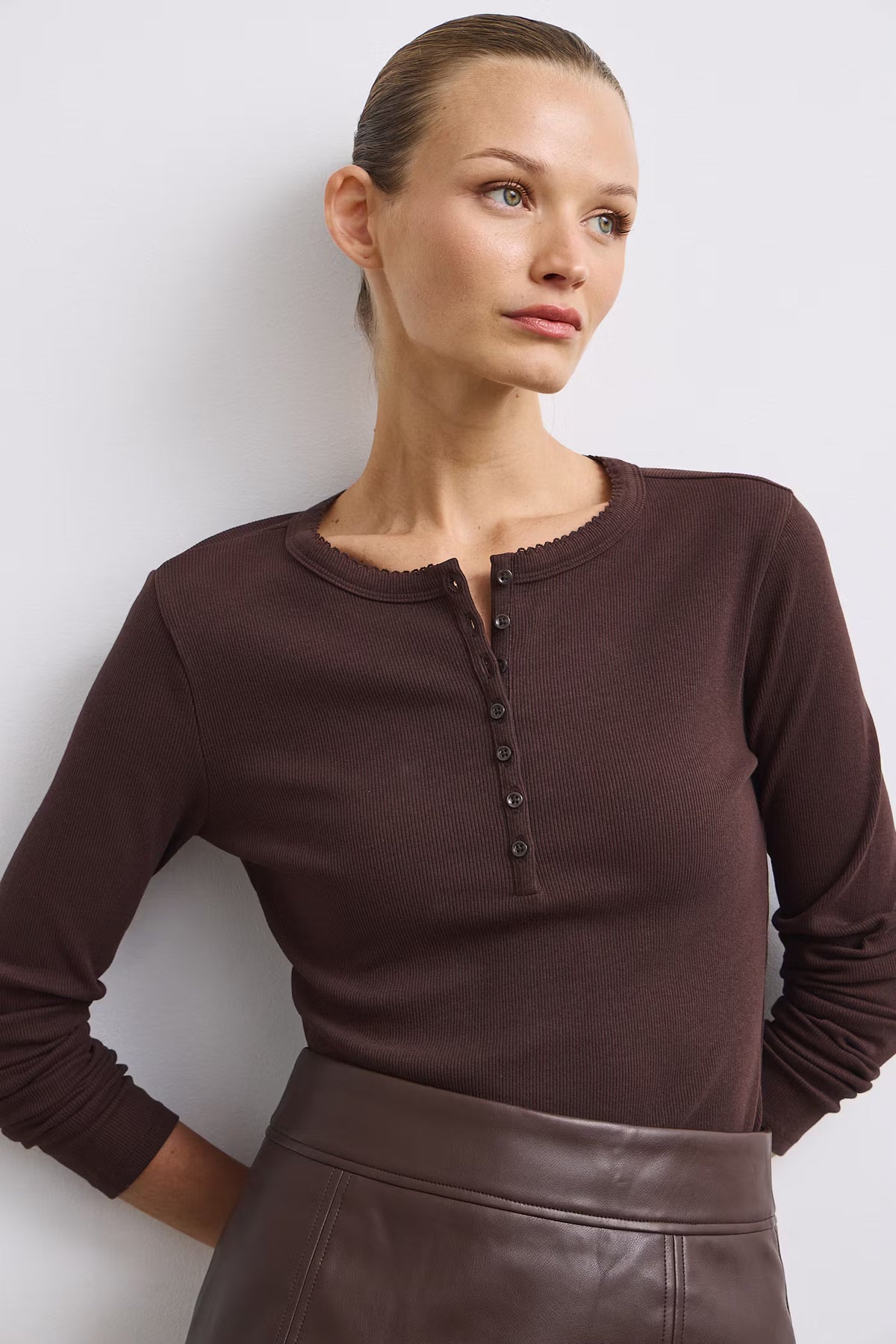 Dames longsleeve van geribde stof – donkerbruin