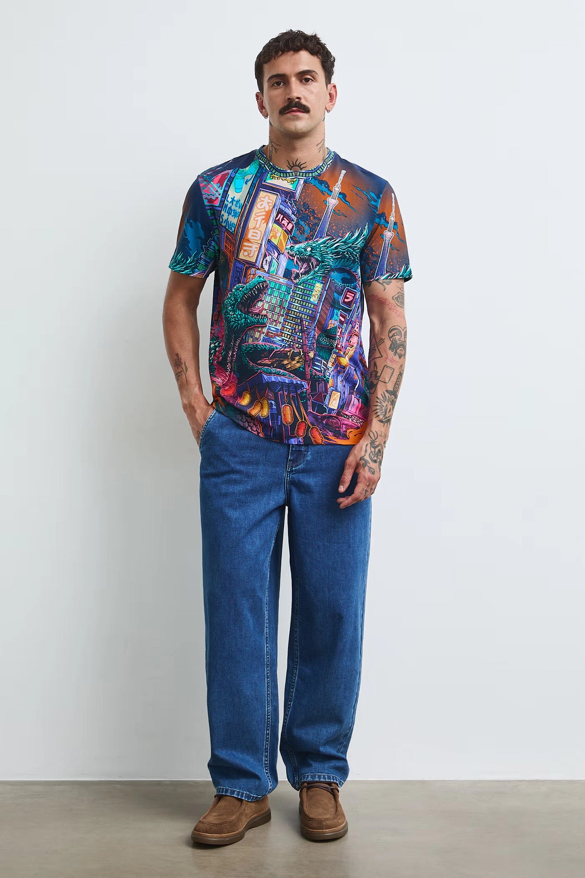 Heren T-shirt met kleurrijke drakenprint en futuristisch stadslandschap