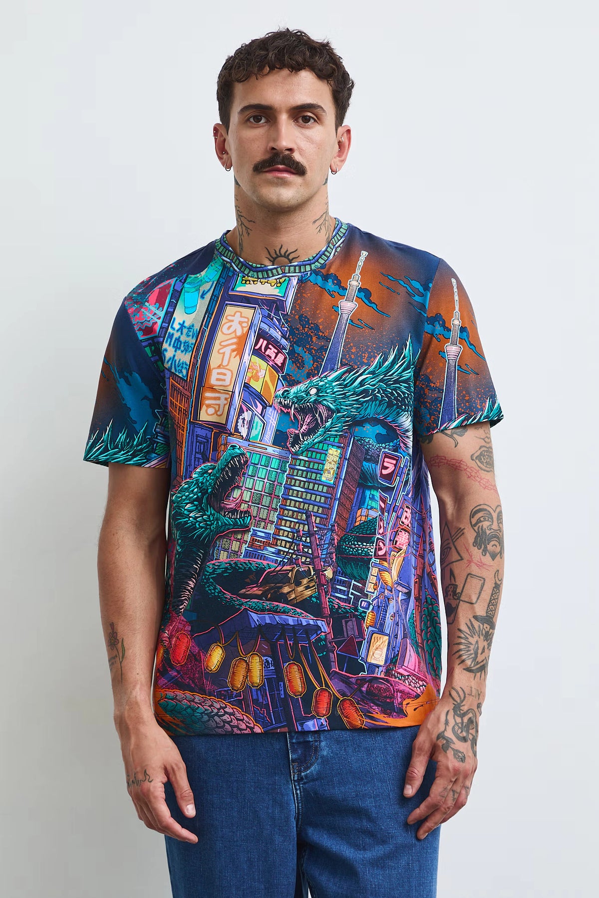 Heren T-shirt met kleurrijke drakenprint en futuristisch stadslandschap