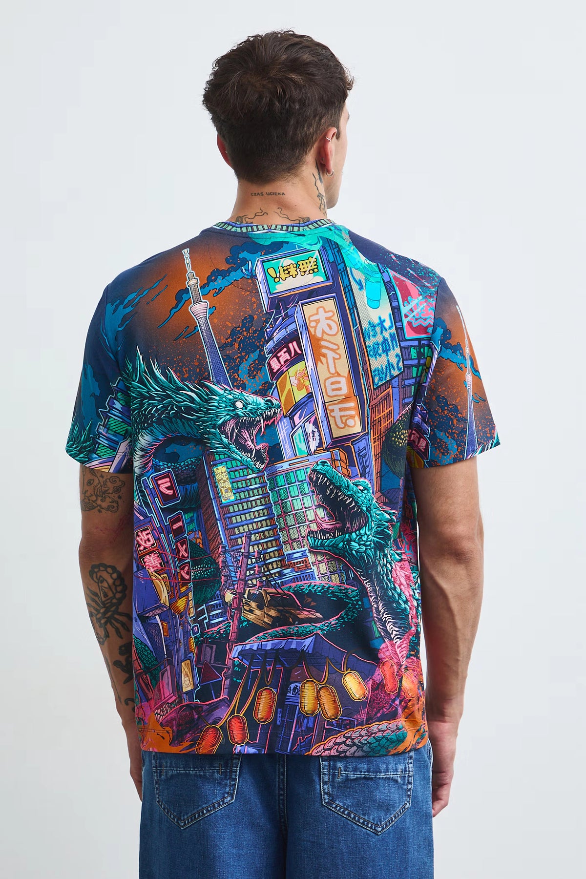 Heren T-shirt met kleurrijke drakenprint en futuristisch stadslandschap